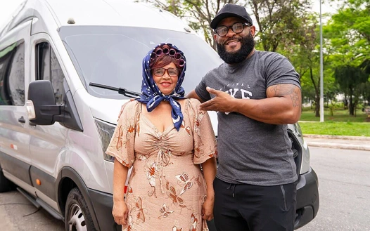 Şişman kızıl saçlı olgun götü otobüste esnetiliyor