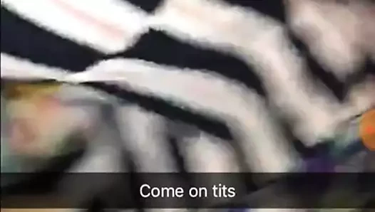 Kız göğüslerini bulur