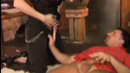 Azgın adam cinsel siyah elbiseli genç koyu saçlı büyük memeli güzele sikişiyor