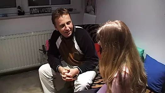 Kız arkadaş ona sakso çekiyor