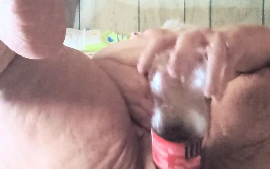 Şişman fahişe o kola şişesini tam gazla sikiyor