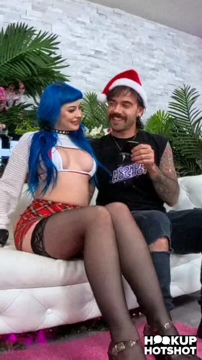 Utangaç sikiş bebeği jewelz blu nade edepsiz tarafından sikilmeyi seviyor!