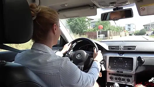 Uber sürücüsü bir kostümlü kızı emiyor ve sikiyor