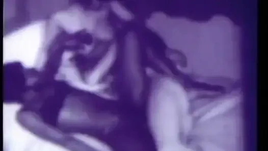 Azgın siyah beyaz orta yaşlı seksi kadın ve takma yarak dildo ile klasik üçlü grup seks (ses yok ama müzik)