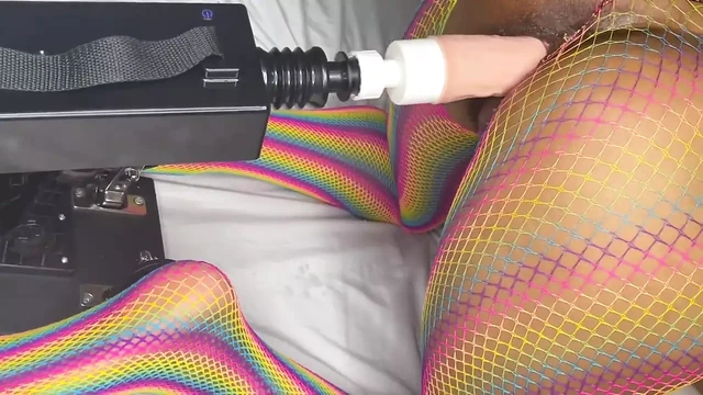 Мачеха трахает себя машиной для траха