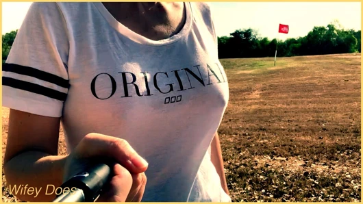 Evli kadın golf sahasında sutyensiz dolaşıyor