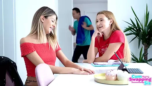 Üvey abla diyor ki, sikini görmek istiyor! belki ona gösterebilirsin!