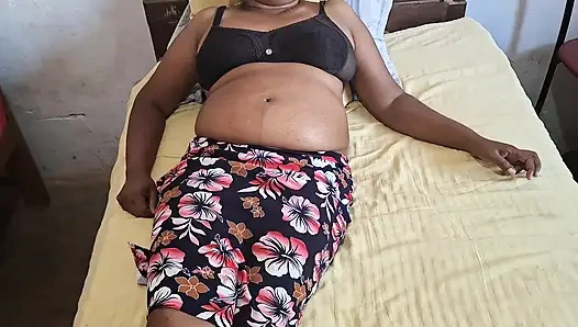 Yatakta dinlenirken orta yaşlı seksi üvey anne