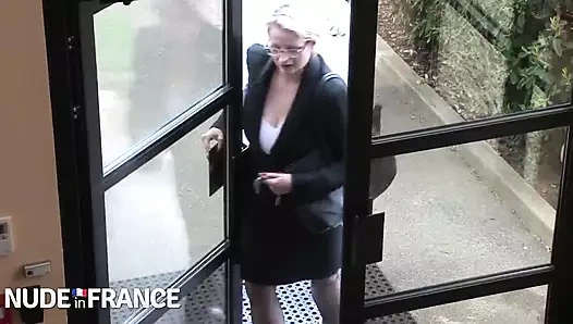 Değersiz sarışın sürtük büyük göğüslerini yarağa sarıyor