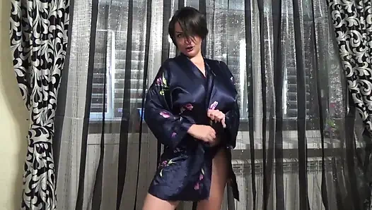 Büyük göğüslerime bağımlı olduğunu biliyorum!!