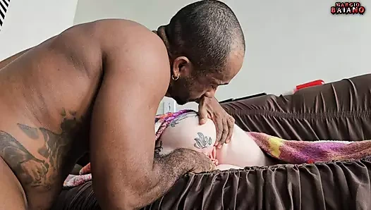 Güzel kız arkadaşımın masaja ihtiyacı vardı, ama onun yerine sert yarağımı içine soktum