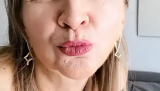 İri göğüslü ateşli nine azdırıyor ve amıyla oynuyor