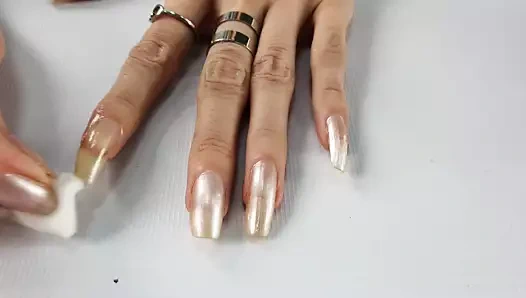 Fantasynail adındaki kız uzun naisinin cilasını siliyor