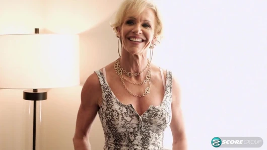 İri göğüslü evli kadın ve anne büyük, genç bir yarağı sikiyor