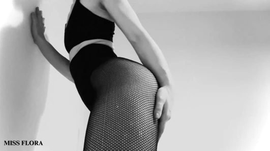 File tayt götü ve ayakları siyah ve beyazla azdırıyor