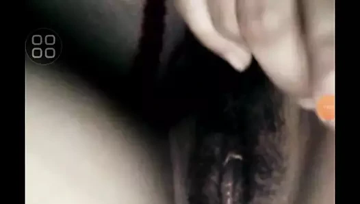 Sangita erkek arkadaşına amını gösteriyor.