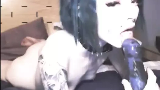 Delinmiş ve dövmeli uzaylı prenses insan seks oyuncaklarından hoşlanıyor