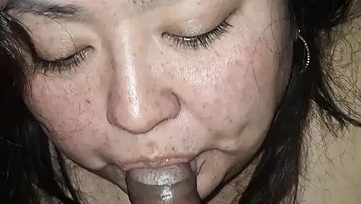 Yarak sikiliyor ve emiliyor