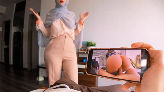 Güzel üvey anne yanlışlıkla üvey oğlunu porno izlerken yakaladı