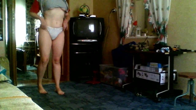 Saldırıya uğramış dizüstü bilgisayar kamerası. kız kıyafet değiştirir