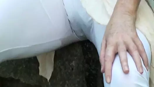 Cleo se masturba i se le escapa el pis