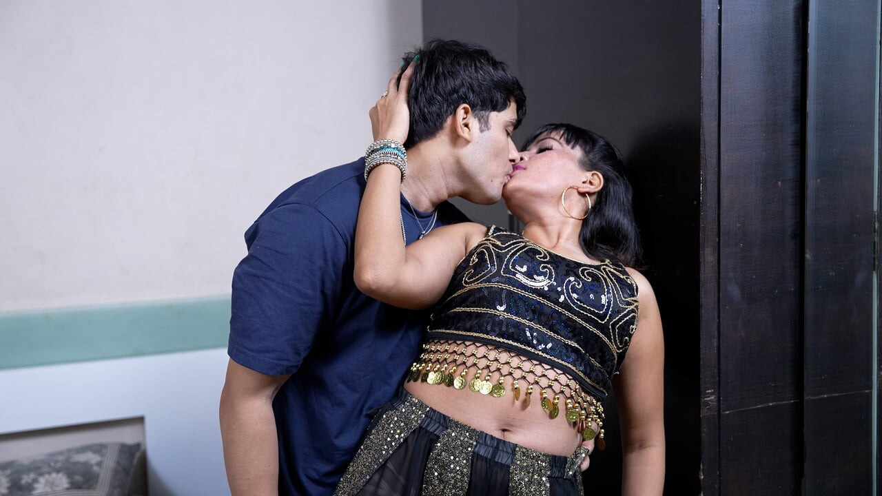 indian husband play game in phone wife trying to seduces her husband doing nude  bely dance full night fuck 8 inch huge cock