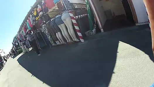 Maniquin götünü avlıyor