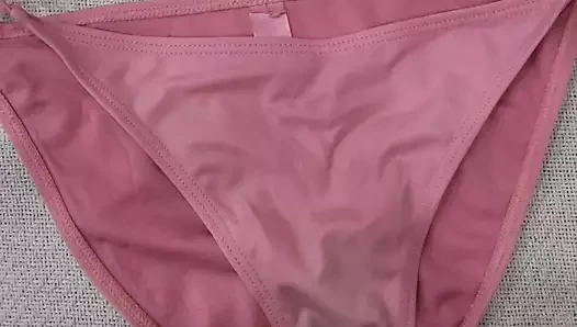 Üvey kızkardeşin kirli bikinisine boşalmak