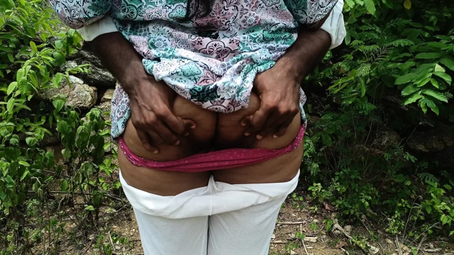 Üvey kız kardeş açık havada sikişiyor