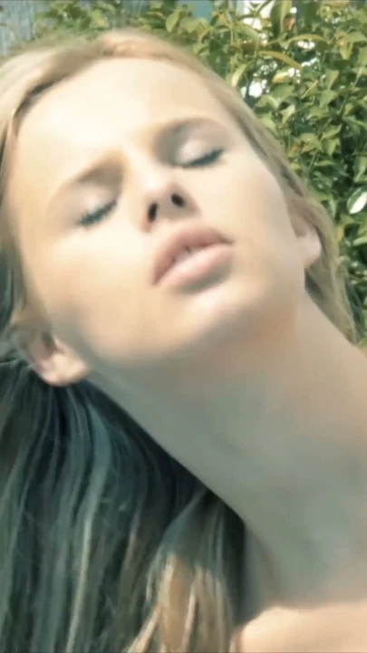 Jillian jansen serinlemek için güneşlenmeye ara verdi | Klip 2