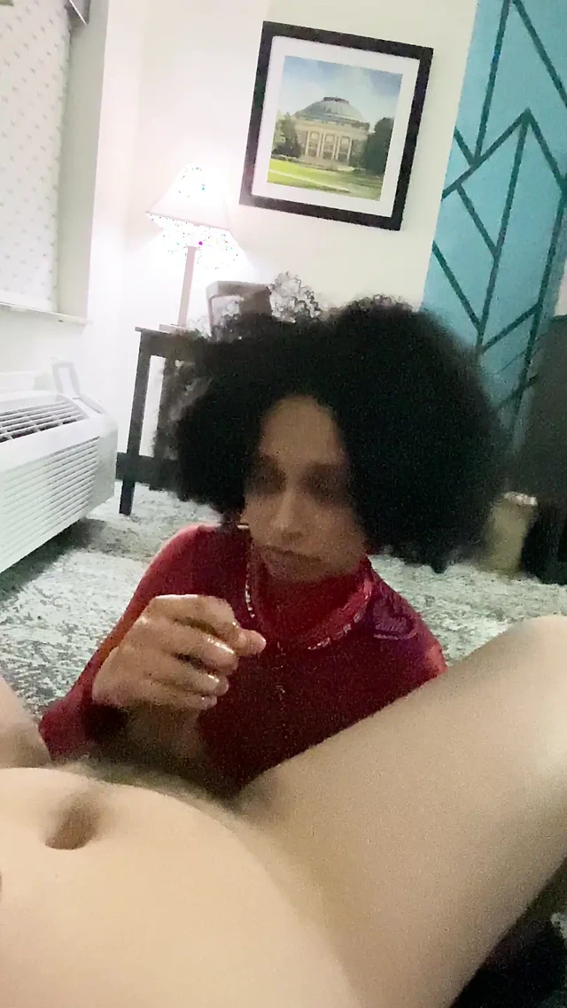 Slave Daddy'nin büyük yarağını okşuyor