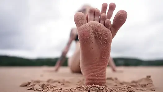 Halka açık plajda ayaklarıma tap ve boşalma iznimi al