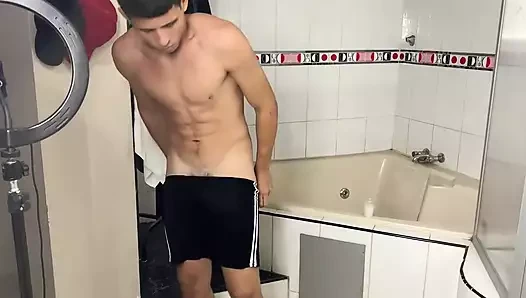 Güzel vücutlu çekici genç adam lezzetli bir banyo yapıyor