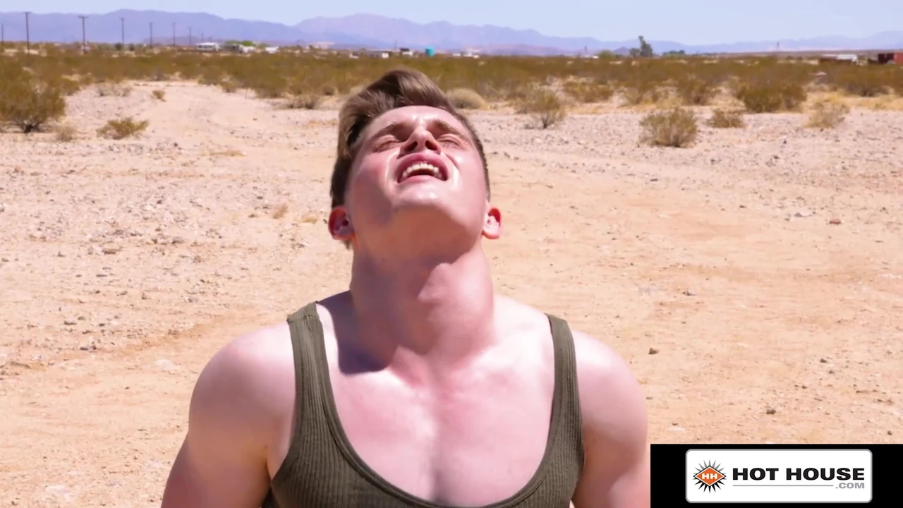 Hothouse - quân đội giật trần mạnh bạo trong bí mật trong lều