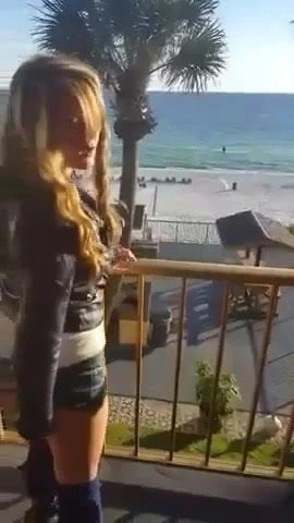 Kız balkonda oyuncakla oynuyor