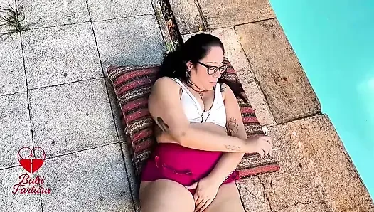 Havuz kenarında dinlenerek, sigara içip bir tane oynarken, inşaat işçileri kenarda izliyordu