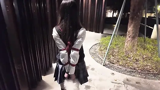 Okul üniformalı Hs19-a kız sokaklarda dolaştı