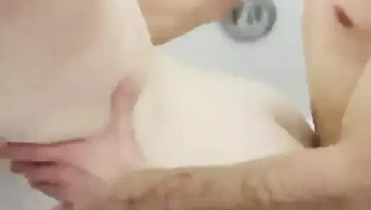 Seks içinde duş ile bir sıcak seksi busty komşu