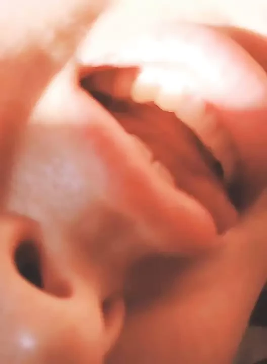 Orta yaşlı seksi kadın
Ağız
Yüz