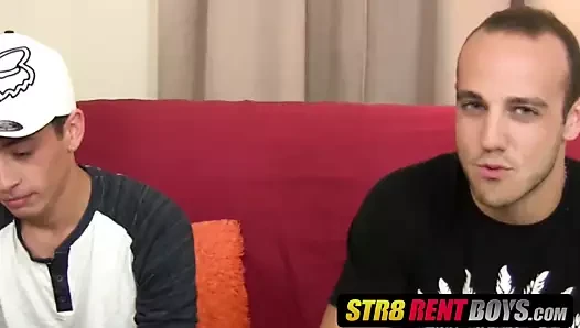 Dövmeli damızlık alır bir oral seks itibaren onun küçük twink bud