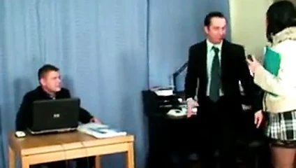 4-eyed kız gangbanged ve kremalı