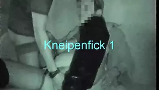 Christine01 gangbanged içinde bir pub 1