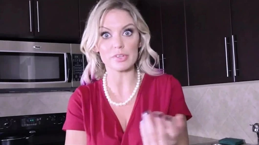 Pervmom - seksi sarışın milf, büyük horoz tarafından delinirken kabarcık poposunu zıplatıyor