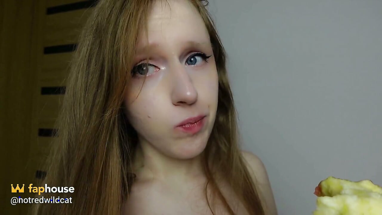 Asmr çıplak elma yiyor