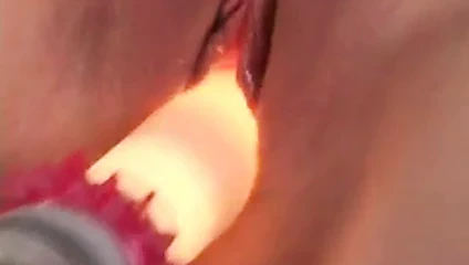 Trampy sarışın amını elektrikli yapay penis almak için redhead'in kucağına geri eğilir