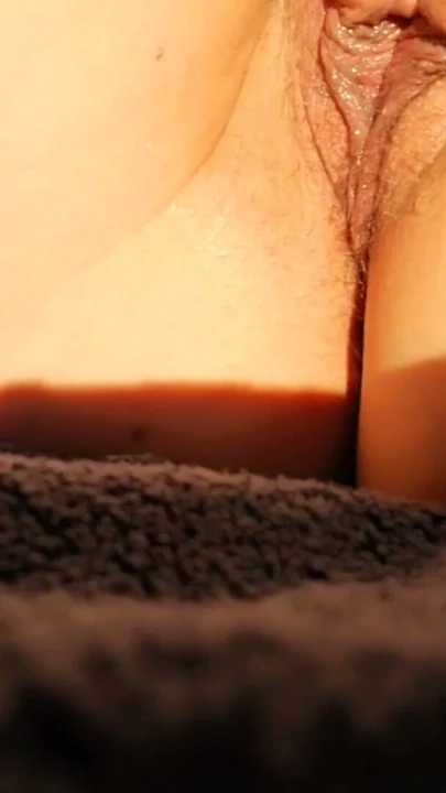 Oh hayır... ben kötü bir kızım... porno izleyip mastürbasyon yaptıktan sonra yatağıma işedim! | Klip 1