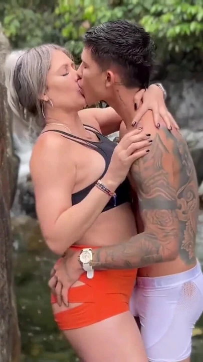 Волнующий момент из "Мой первый раз с моим пасыноком у реки - Monique Fuentes и Danner Mendez"