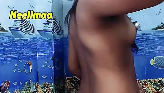 Hintli ateşli desi kız öğrenci üniformasını değiştiriyor ve mastürbasyon yapıyor. Hintli desi selfie videosu.