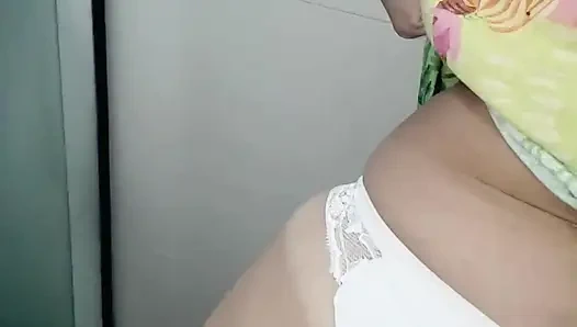 Külotuna işiyor ve kıçına işiyor