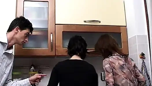 Genç fahişe iki adam tarafından sikiliyor ve filme alınmayı seviyor